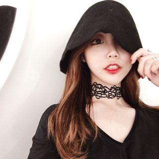 Loose-fit V-neck T-shirt With Choker