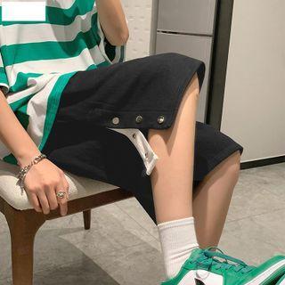 Button-side Slit Straight Leg Sweatshorts