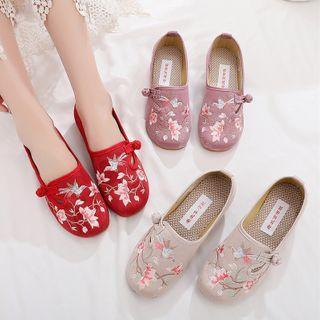 Embroidered Frog-button Block Heel Pumps