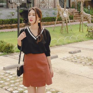 Contrast V-neck Cotton Pullover