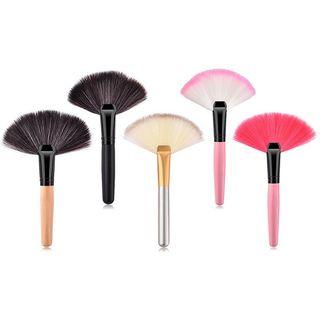 Wooden Handle Fan Makeup Brush