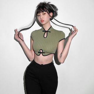 Frog-button Cropped T-shirt