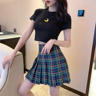 Crescent Embroidered Cropped T-shirt / Plaid Pleated Skirt