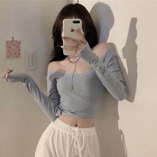 Off-shoulder T-shirt / Sweatpants