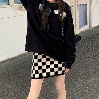 Printed Sweatshirt / Checkered Mini Pencil Skirt