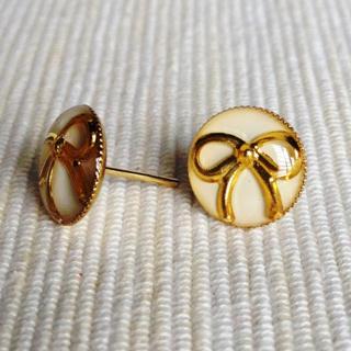 Resin Ribbon Earrings (white) One Size