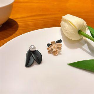 Flower Asymmetrical Faux Pearl Alloy Earring 1 Pair - Black & Almond - One Size