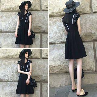 Ruffle V-neck Sleeveless Dress