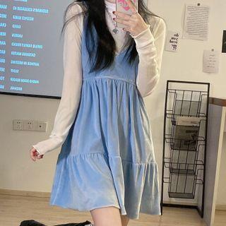 Turtle-neck T-shirt / Velvet V-neck Dress