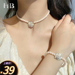 Flower Pendant Faux Pearl Choker / Bracelet