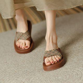 Platform Houndstooth Slide Sandals