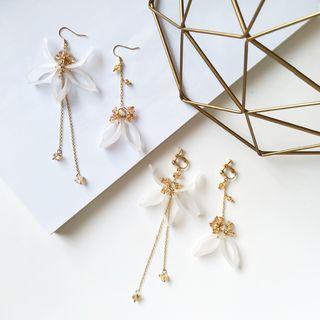 Non-matching Flower Dangle Earrings