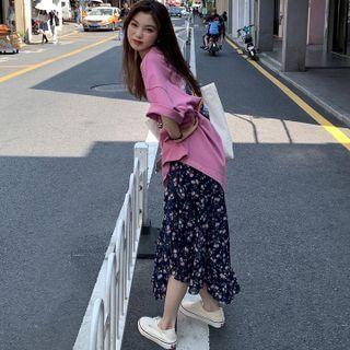 Short-sleeve Graphic Print T-shirt / Flower Print Midi Skirt