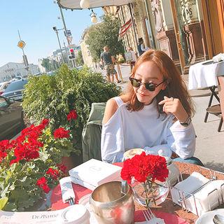 Asymmetric Cutout-shoulder T-shirt