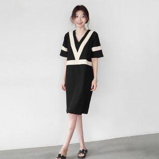 Short-sleeve Paneled Shift Dress Black - One Size