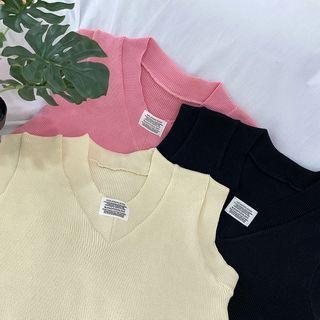 V-neck Tag-patched Sweater Vest