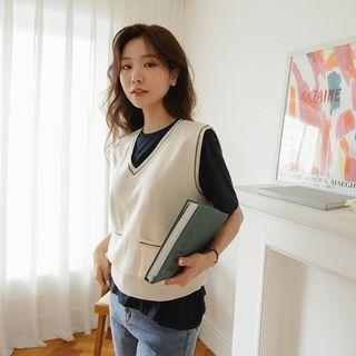 Sleeveless V-neck Piped Knit Top
