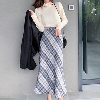 Turtleneck Long-sleeve T-shirt / Plaid Midi A-line Skirt