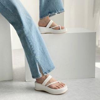 Toe-loop Wedge Sandals