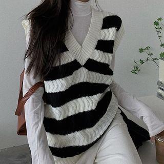 Striped Knit Vest / Mock Neck Long-sleeve T-shirt