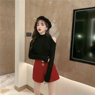 Cold Shoulder Top / High-waist Shorts