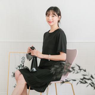 Short-sleeve Pleat-hem Shift Dress