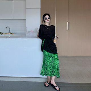 Round-neck Plain Top / High-waist Printed A-line Skirt