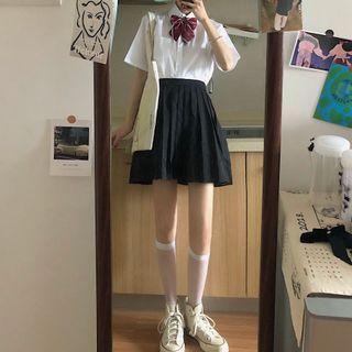 Bow Tie Short-sleeve T-shirt / Pleated Skirt