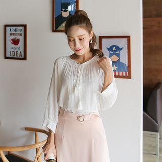 Tie-neck Lace-trim Blouse