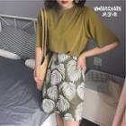 Short-sleeve T-shirt / Patterned A-line Skirt