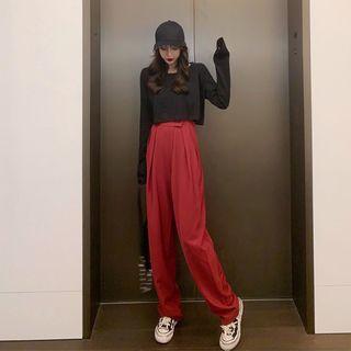 Cropped T-shirt / Straight-cut Pants
