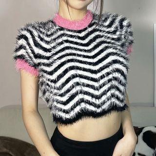 Short-sleeve Zigzag Pattern Knit Crop Top