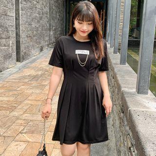 Short-sleeve Lettering Applique Chain Dress