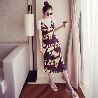 Set: Plain Short-sleeve T-shirt + Patterned Pleated Midi Dress
