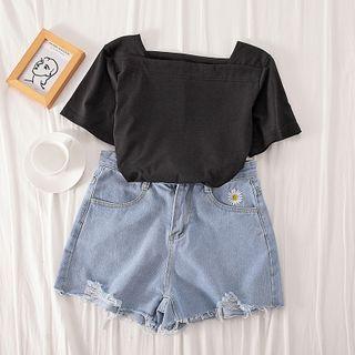 Short-sleeve Square-neck T-shirt / Frayed Denim Shorts