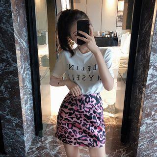 Short-sleeve Lettering T-shirt / Leopard Print A-line Skirt