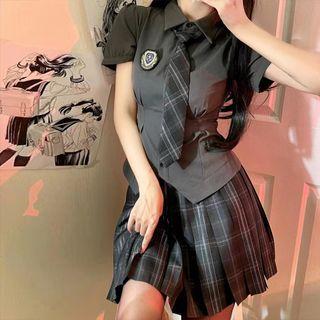 Short-sleeve Shirt / Tie / Badge / Plaid Pleated Skirt / Set