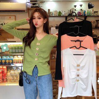V-neck Stirred Buttoned Knit Top