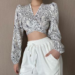 Long Sleeve V-neck Open Back Leopard Print Cropped Top
