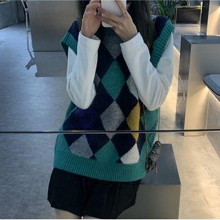 Argyle Sweater Vest / Plain T-shirt