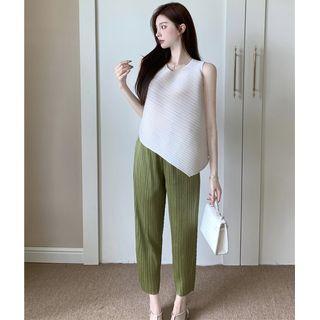 Asymmetrical Loose Top / Straight-cut Pants