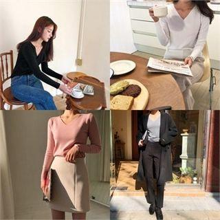 Slim-fit V-neck Knit Top