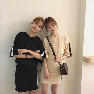 Set: Two-tone Hooded Elbow-sleeve T-shirt + Mini Skirt