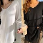 Padded-shoulder Curve-hem T-shirt