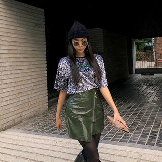 Letter Embroidered Patterned Velvet T-shirt