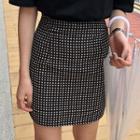 Lettering Short-sleeve T-shirt / Dotted Fit Skirt