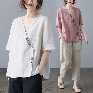 Short-sleeve V-neck Applique Blouse