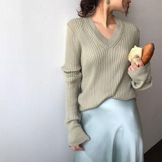 V-neck Long-sleeve Knit Top / High Waist Midi A-line Skirt