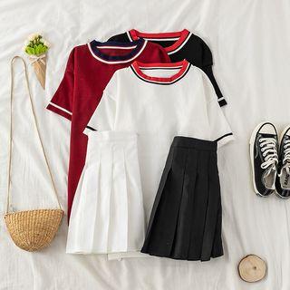 Contrast Trim Short Sleeve T-shirt / Pleated Mini A-line Skirt