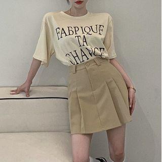 Short-sleeve Round-neck Lettering T-shirt / High-waist A-line Accordion Pleat Mini Skirt